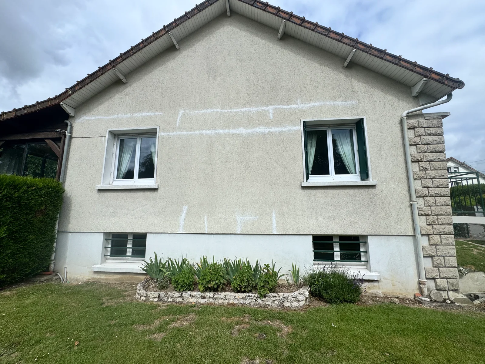 Façade avant ravalement avec fissures