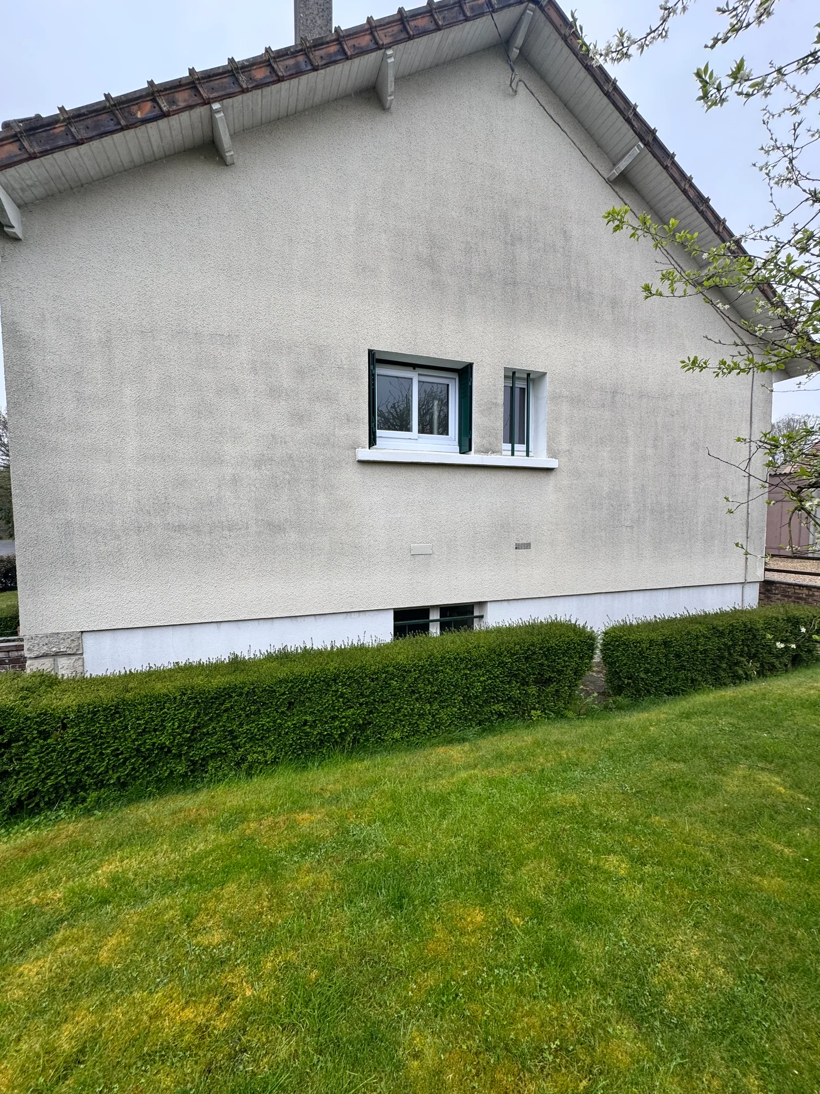 Façade avant ravalement, vue latérale